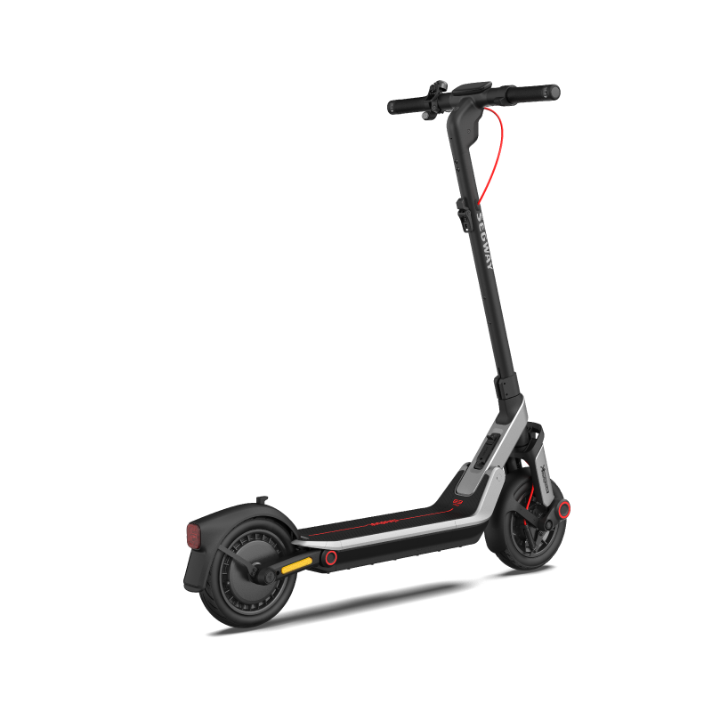 Gümüş vurgulu, kırmızı kablolu ve 'SEGWAY' logolu siyah elektrikli scooter.
