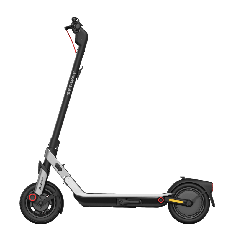 Gümüş ve siyah elektrikli scooter, kırmızı vurgularla beyaz zeminde.