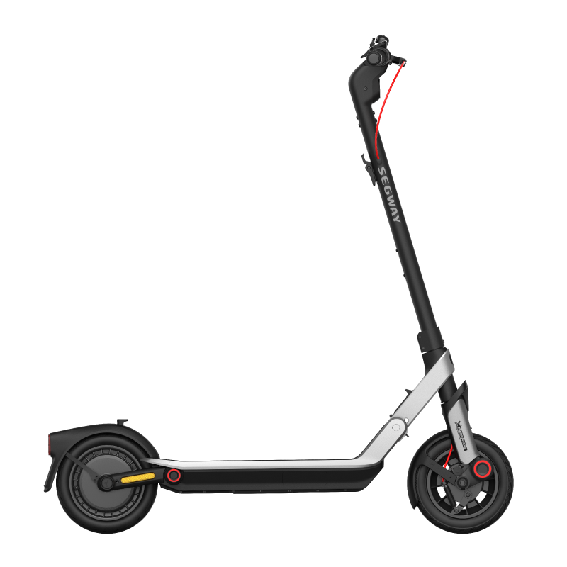 Beyaz arka plan üzerinde gümüş aksanlı siyah Segway elektrikli scooter.