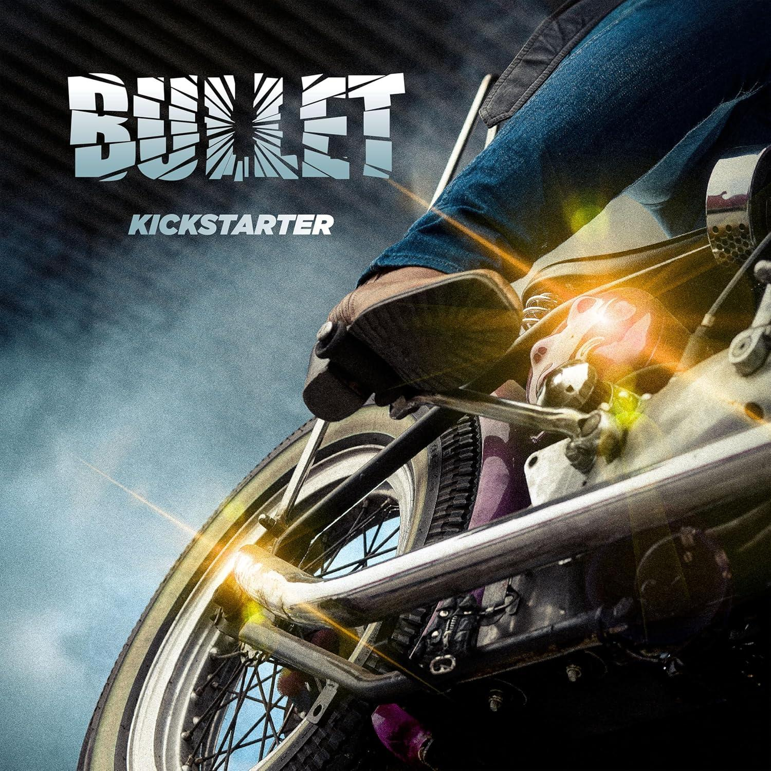 Nahaufnahme eines Motorrads mit Text "BULLET KICKSTARTER".