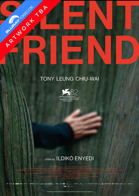 Filmplakat mit rotem Schriftzug SILENT FRIEND und einer Hand auf Baumrinde.
