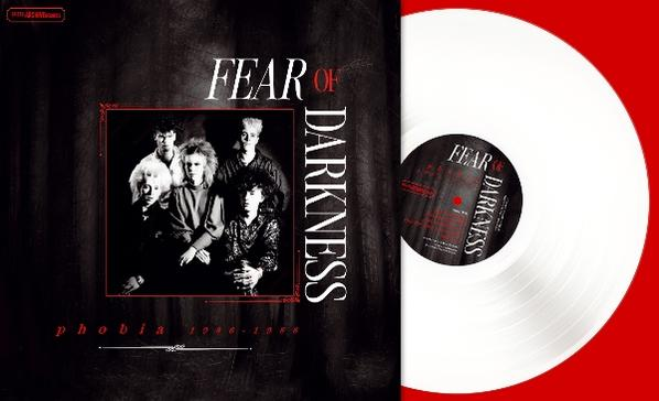 Albumcover mit Bandfoto und weißer Schallplatte. Titel: Fear of Darkness.