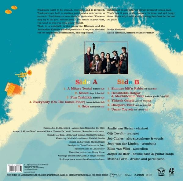 Das Cover zeigt eine Band und Songtitel auf blauem Himmel mit Wolken.