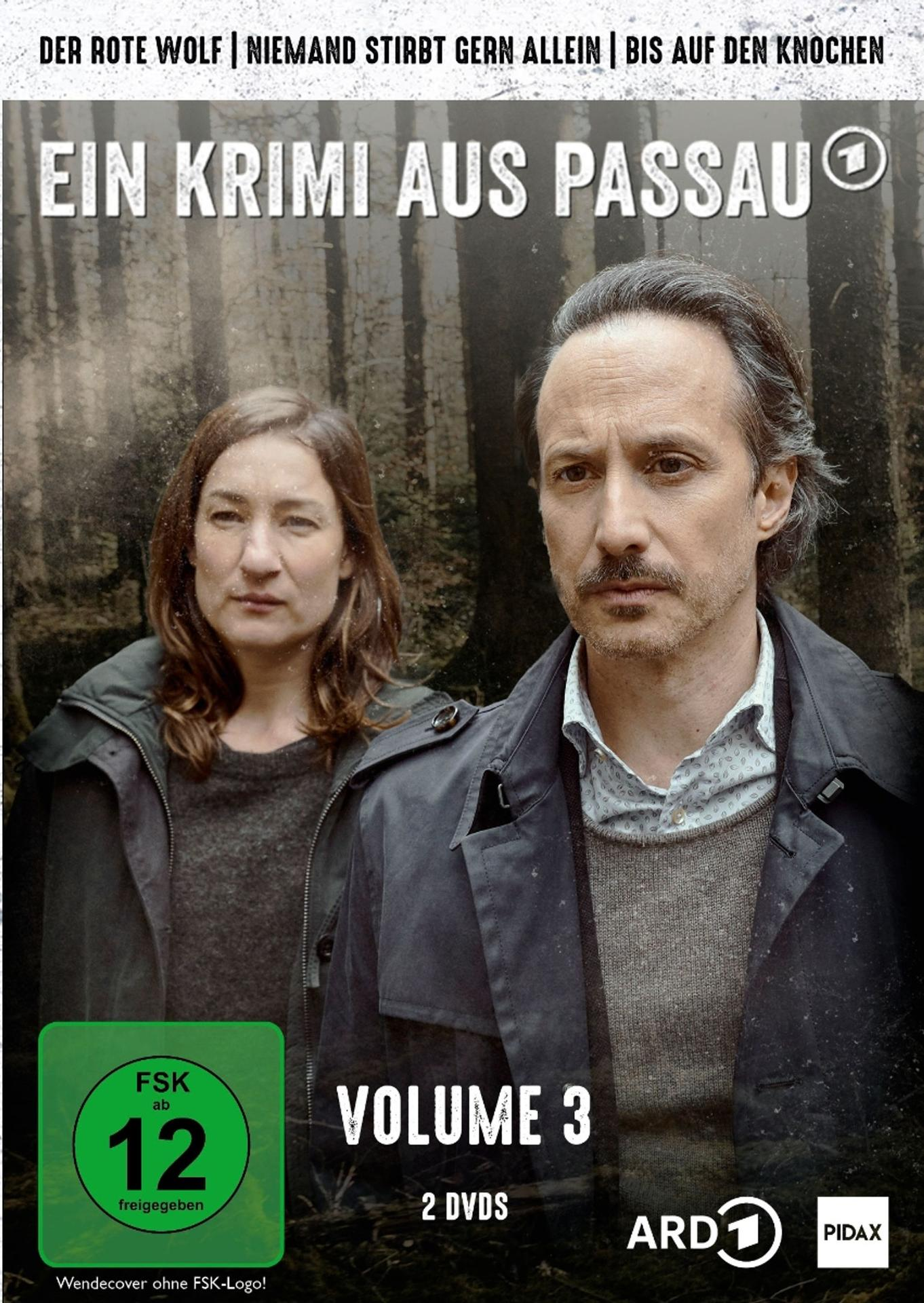 Zwei Personen stehen vor einem Wald, "Ein Krimi aus Passau" Volume 3.