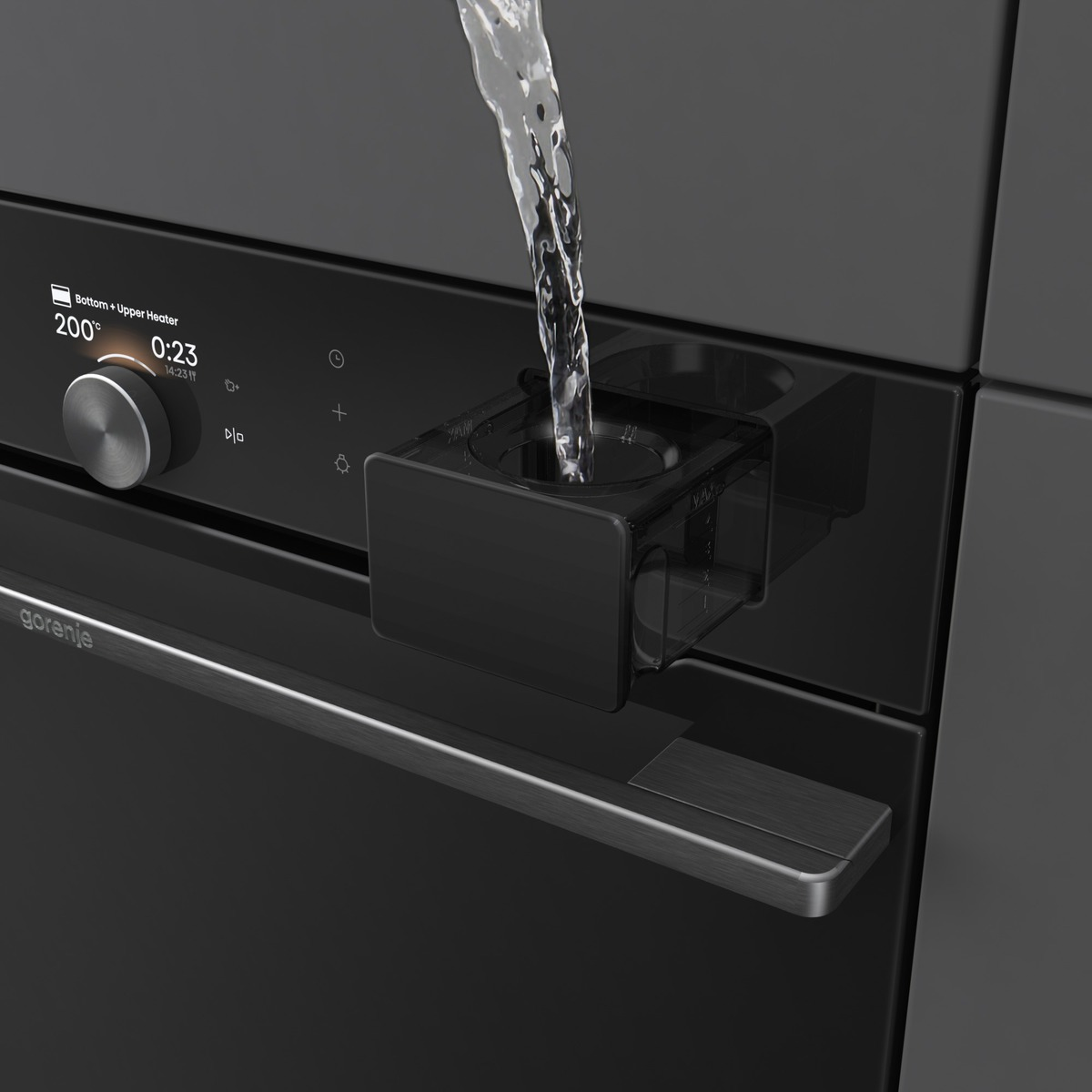Wasser fließt in eine schwarze Schublade eines modernen Ofens.