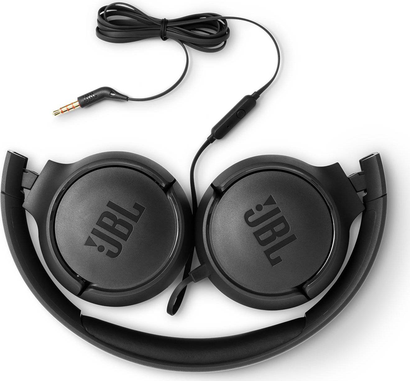 Auriculares JBL negros con cable y conector sobre fondo blanco.