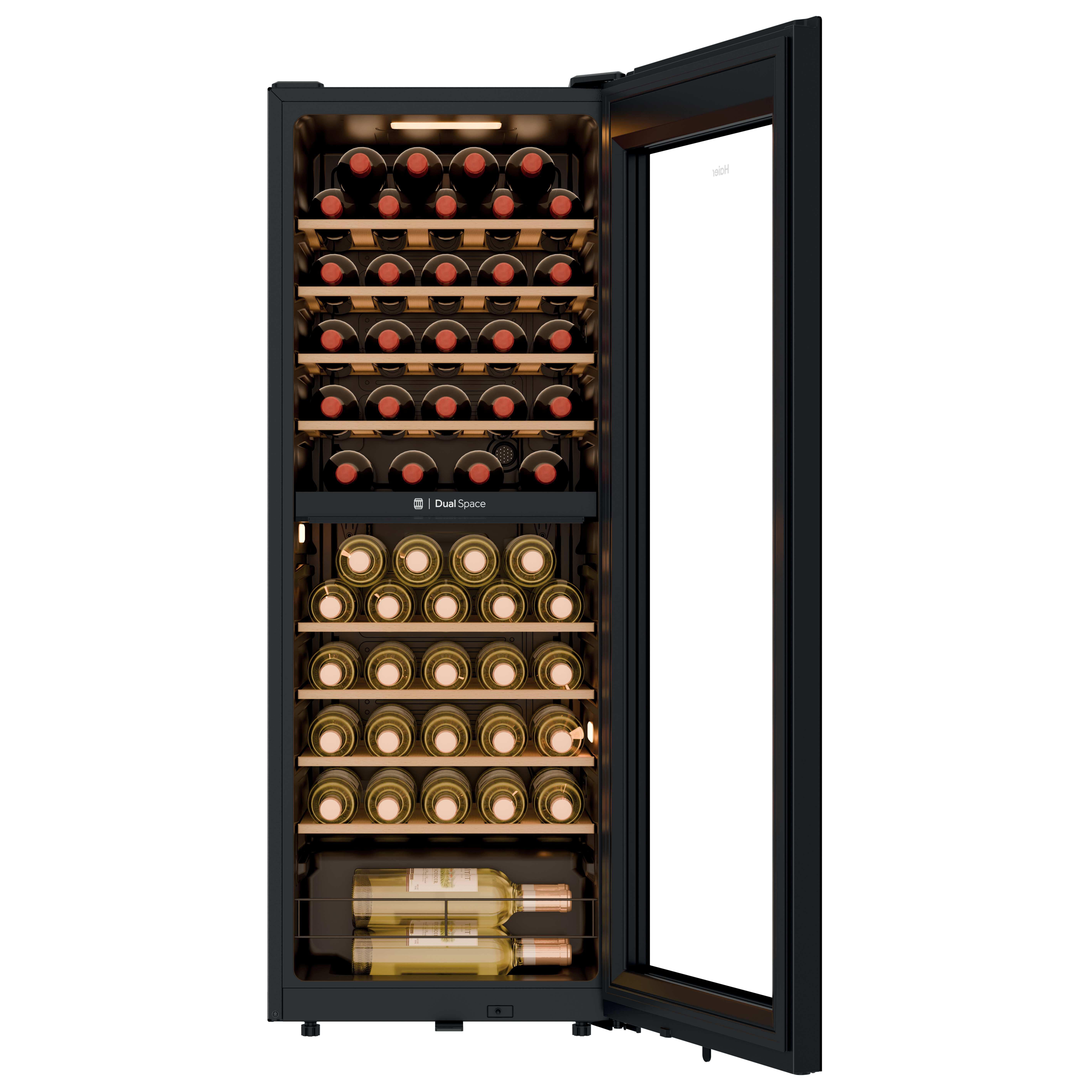 Ein Weinkühlschrank mit offenen Türen, gefüllt mit Weinflaschen auf Holzböden.