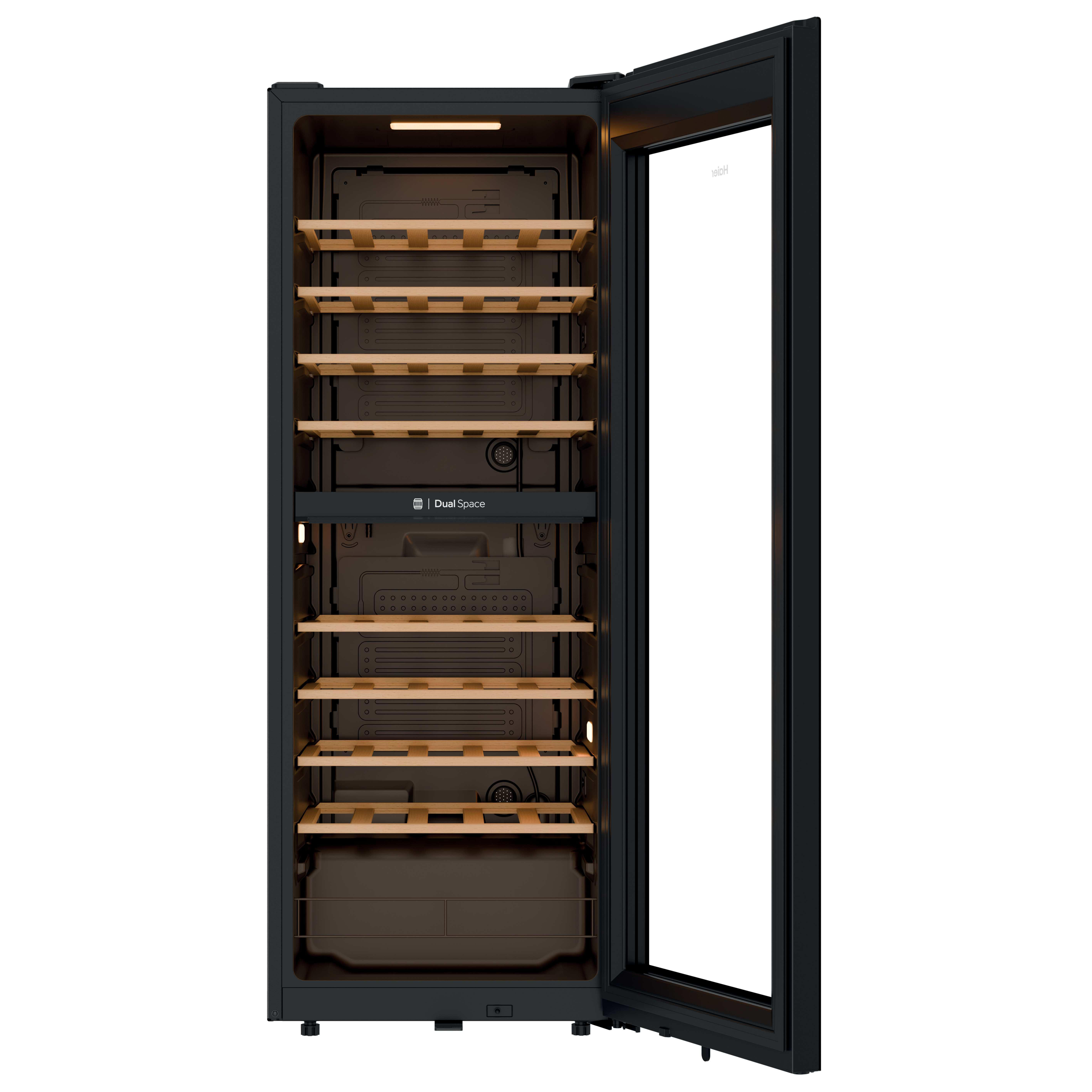 Ein offener schwarzer Weinkühlschrank mit Holzböden und Innenbeleuchtung.