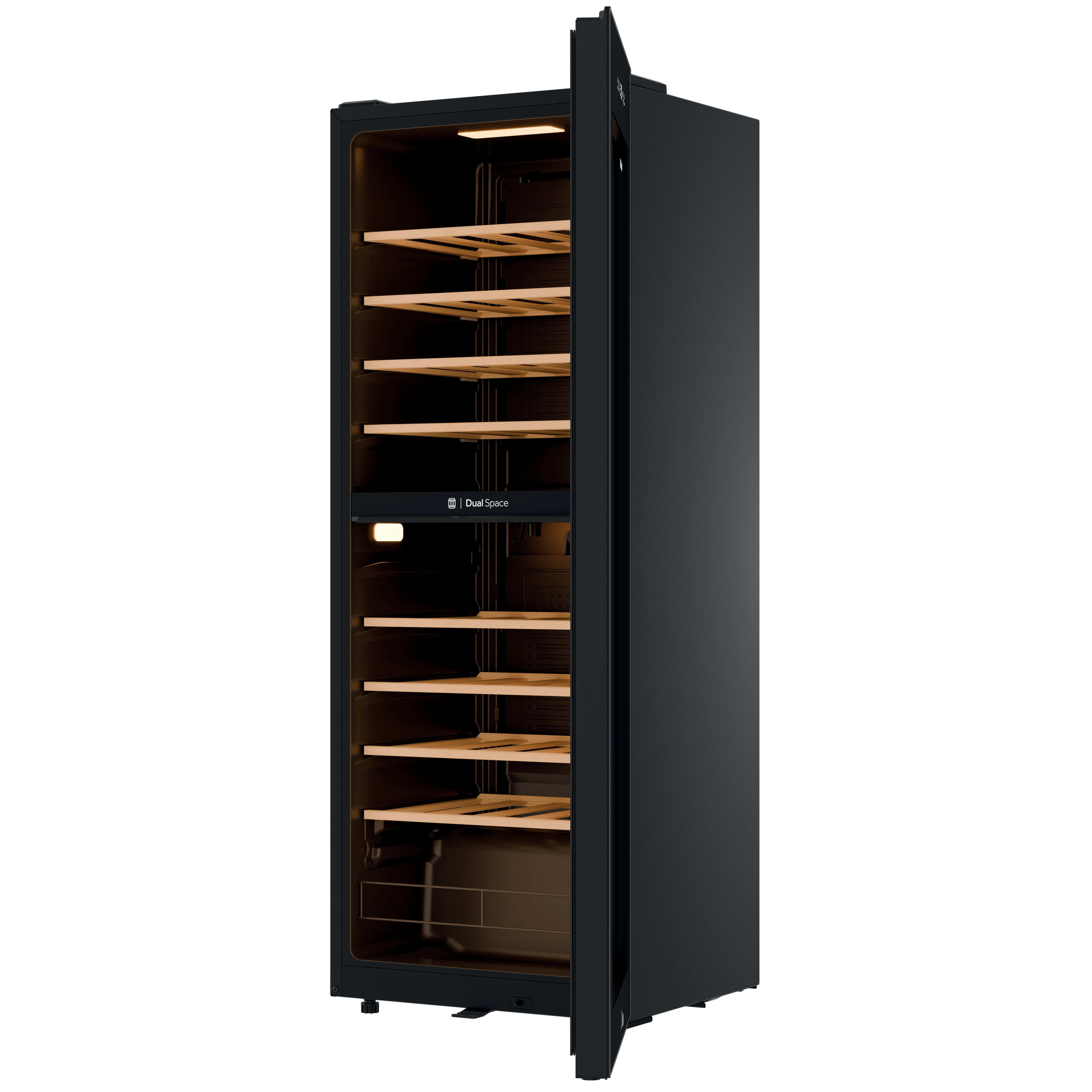 Ein schwarzer Weinkühlschrank mit Glastür und Holzböden. Innenbeleuchtung ist an.