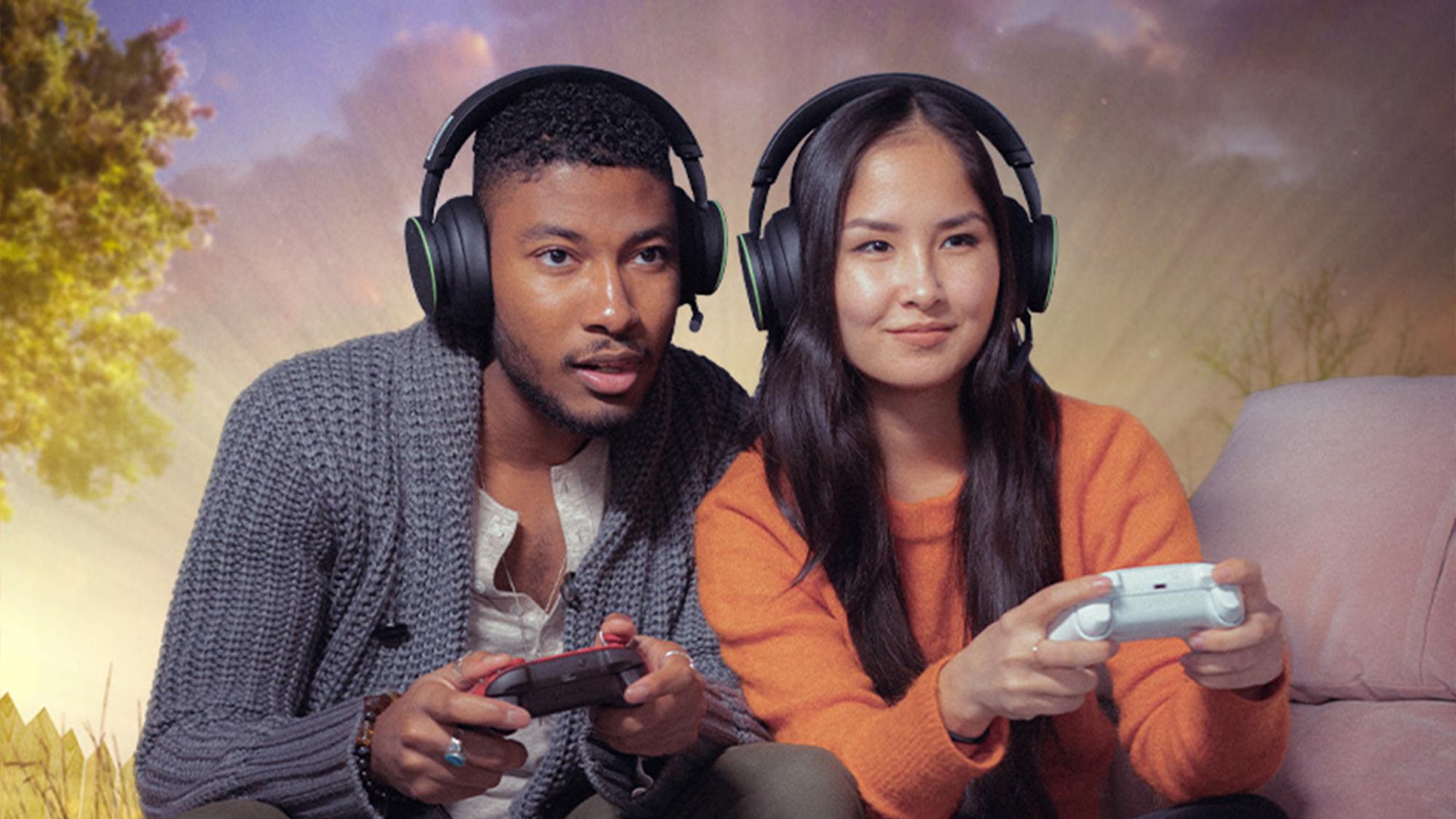 Zwei Personen mit Kopfhörern spielen Videospiele im Freien.