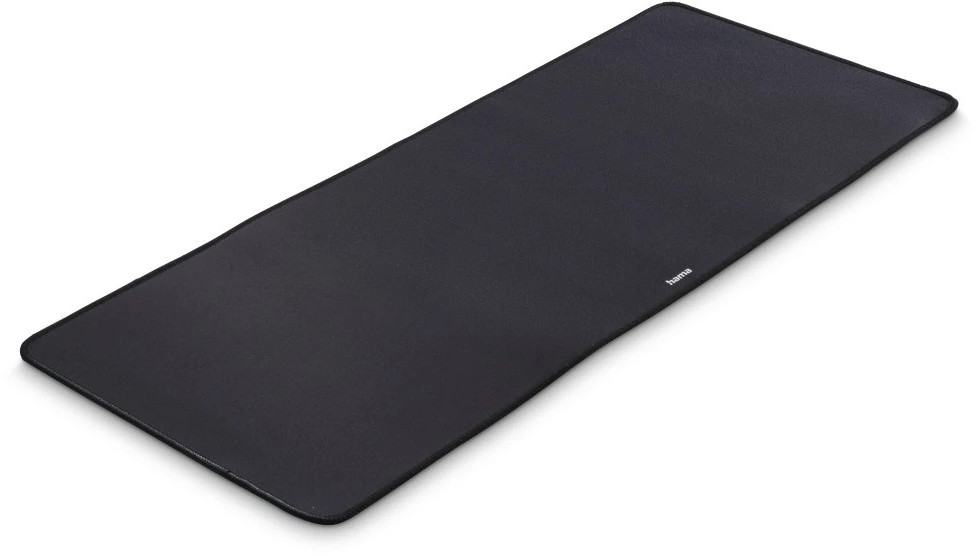 Czarna, prostokątna podkładka pod mysz z logo Hama w prawym dolnym rogu.