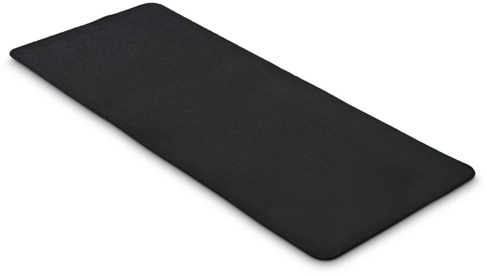 Czarna, prostokątna podkładka pod mysz na białym tle.