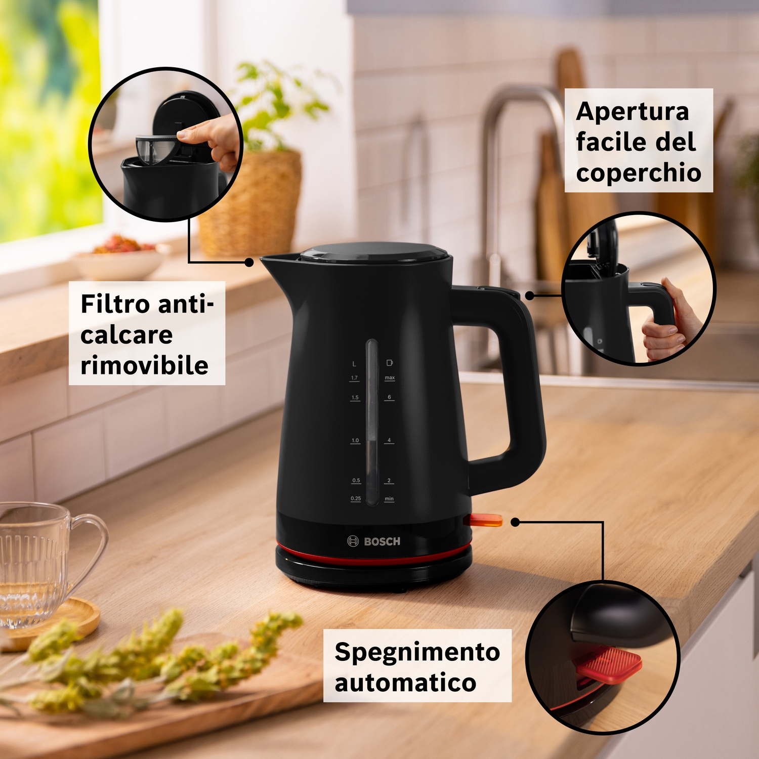 Bollitore elettrico nero con accenti rossi su un bancone di legno.