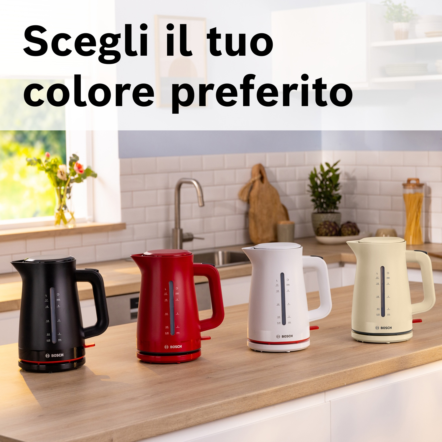 Quattro bollitori Bosch neri, rossi, bianchi e beige sono uno accanto all'altro.