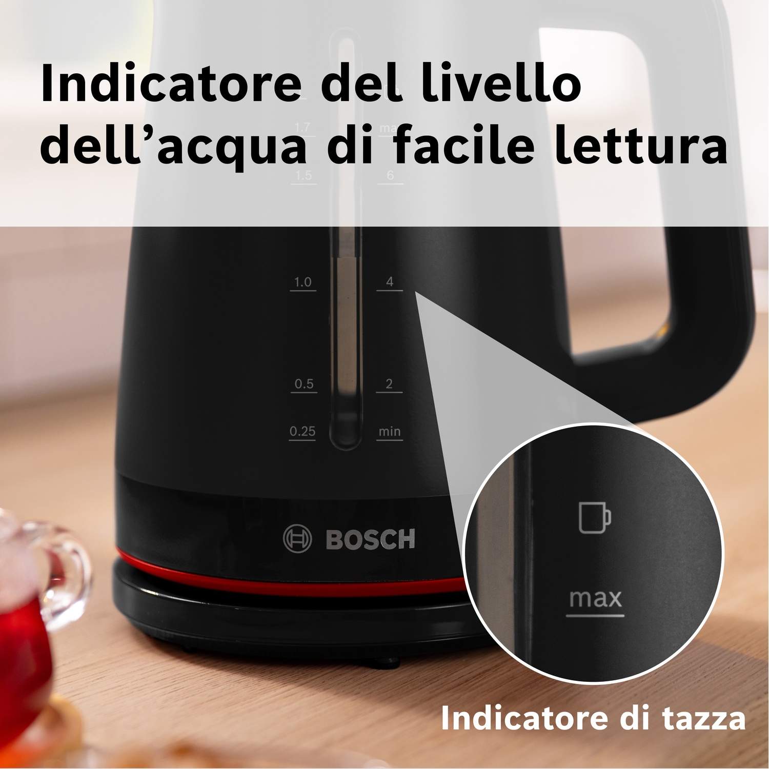 Bollitore elettrico nero con indicatori di livello acqua e tazze.