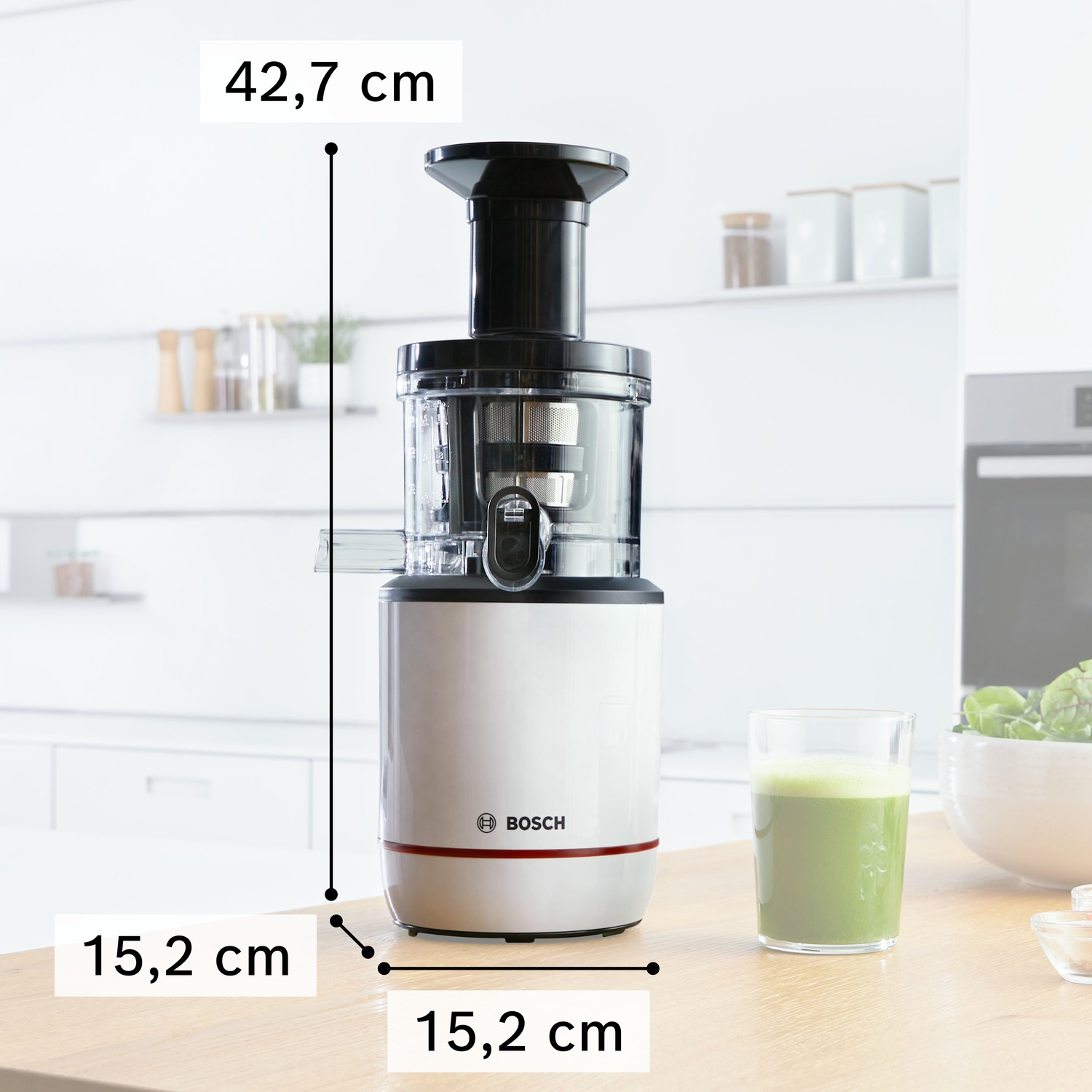 Centrifuga Bosch, 42,7 cm alta, 15,2 cm larga. Un bicchiere di succo verde accanto.