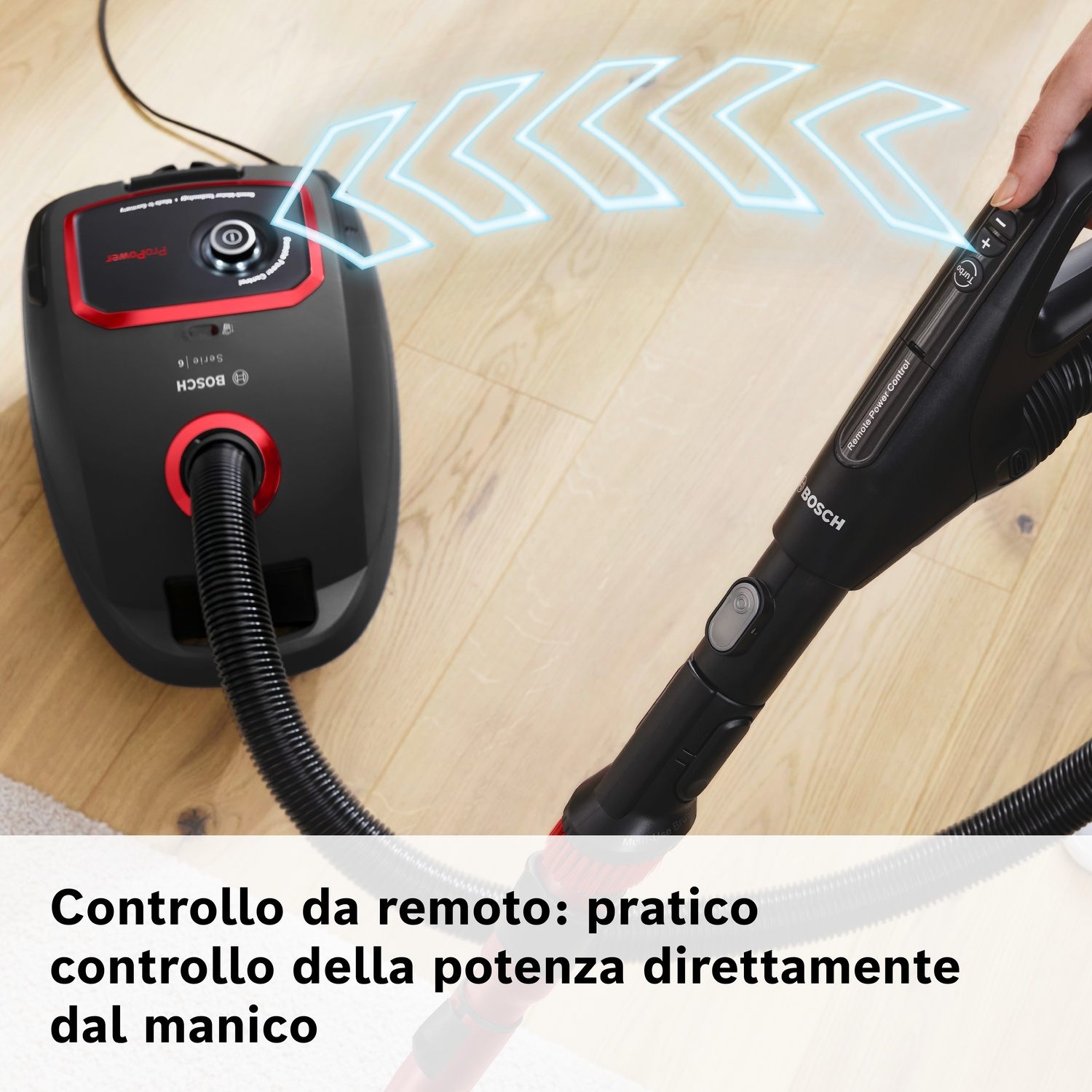 Un aspirapolvere Bosch nero con telecomando sull'impugnatura. Frecce luminose puntano a sinistra.