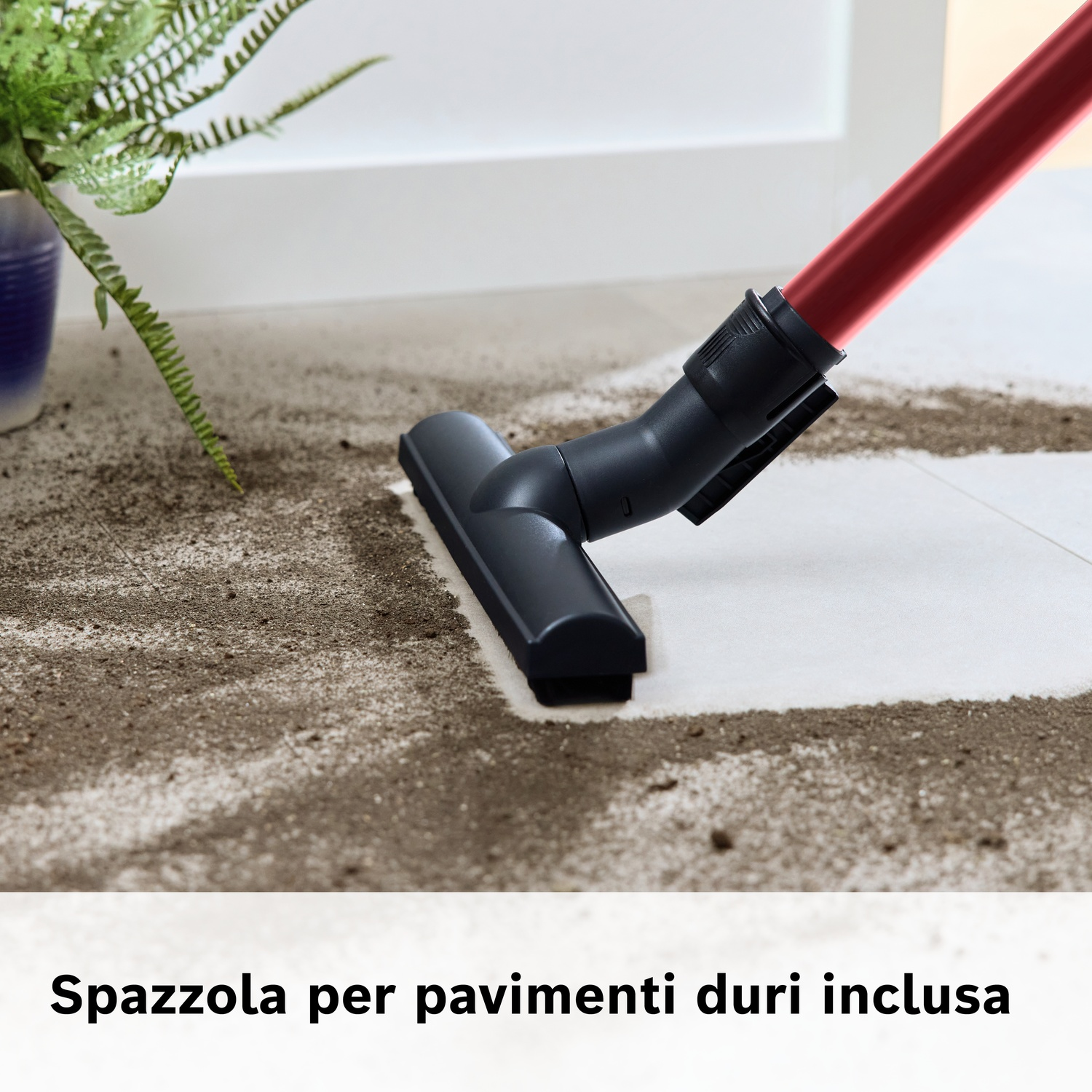 Spazzola per pavimenti duri pulisce sporco su piastrelle.