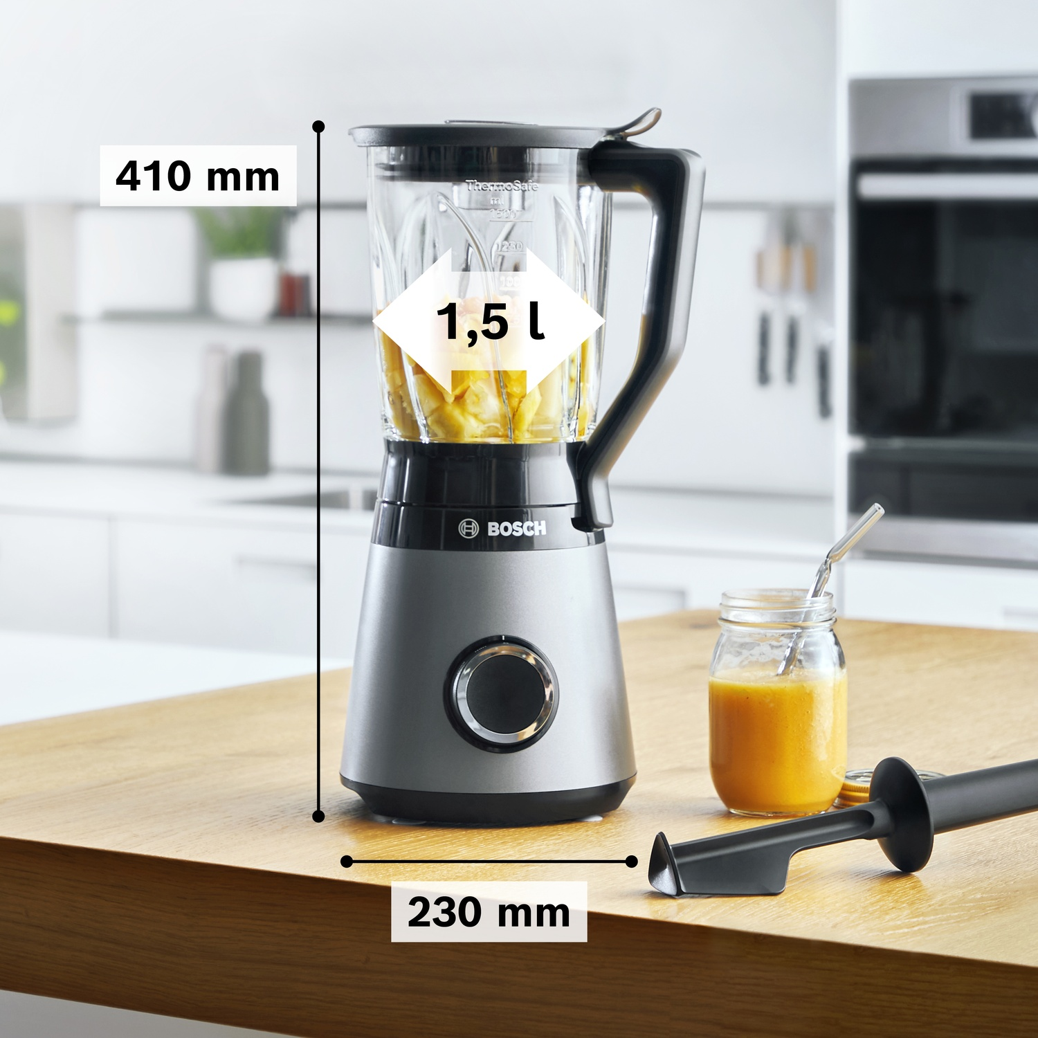 Frullatore Bosch grigio con caraffa in vetro da 1,5L piena di frutta.