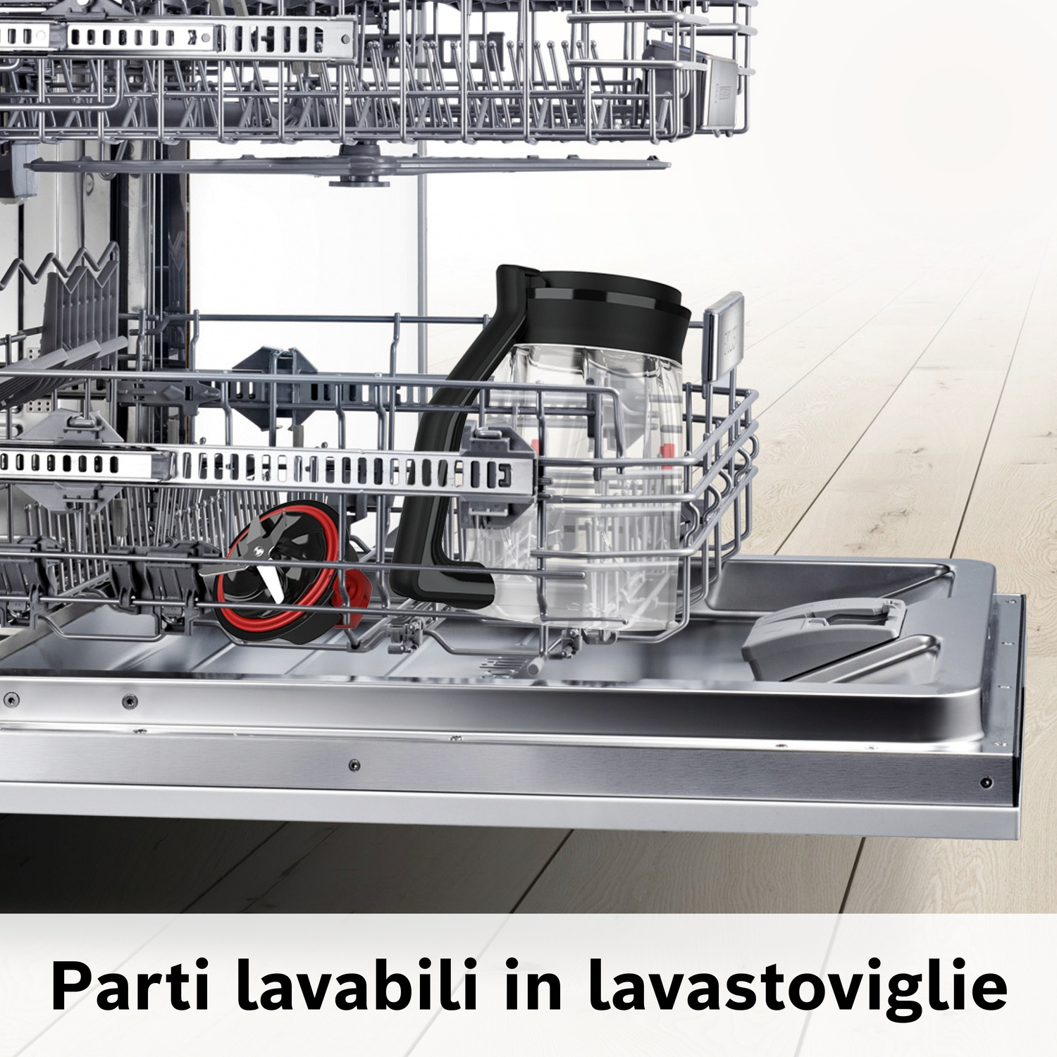 Cestello lavastoviglie con caraffa in vetro e accessorio da taglio.