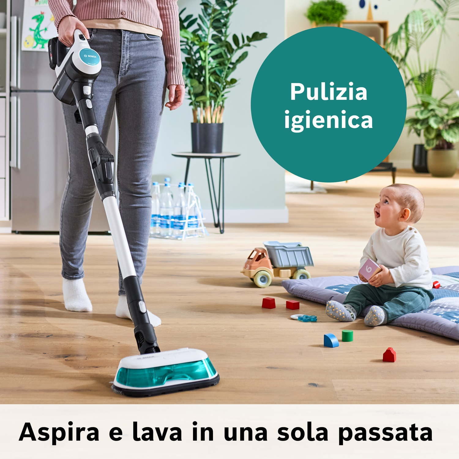 Una donna aspira e lava il pavimento mentre un bambino guarda.