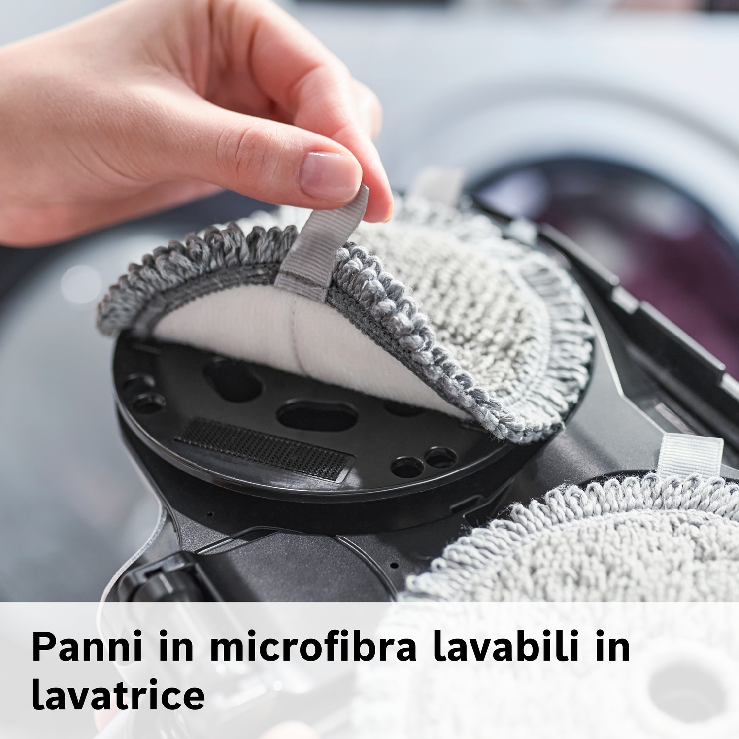 Una mano attacca un panno in microfibra grigio a un dispositivo di pulizia.