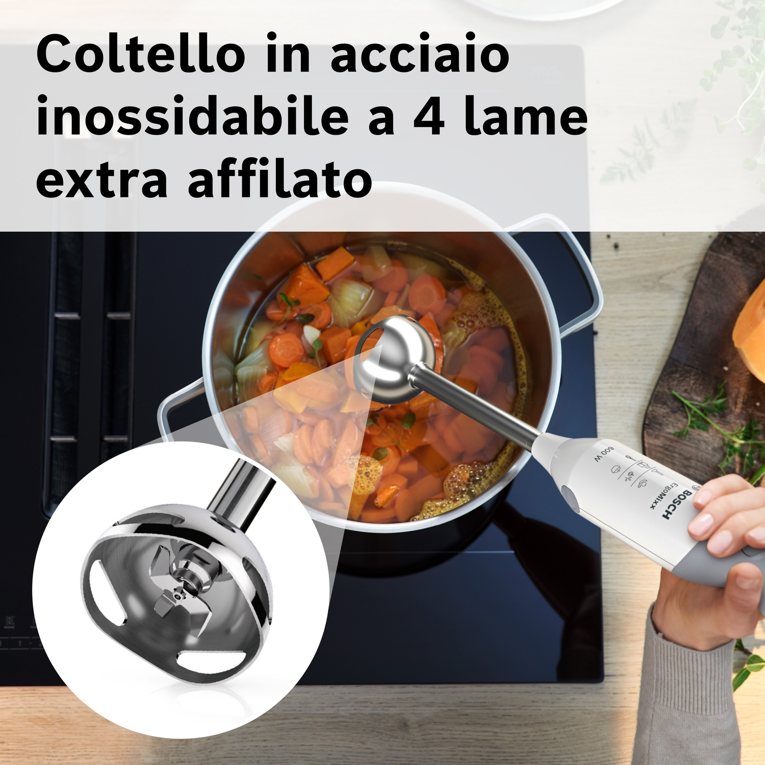 Frullatore a immersione con lama in acciaio inox a 4 lame su pentola con verdure