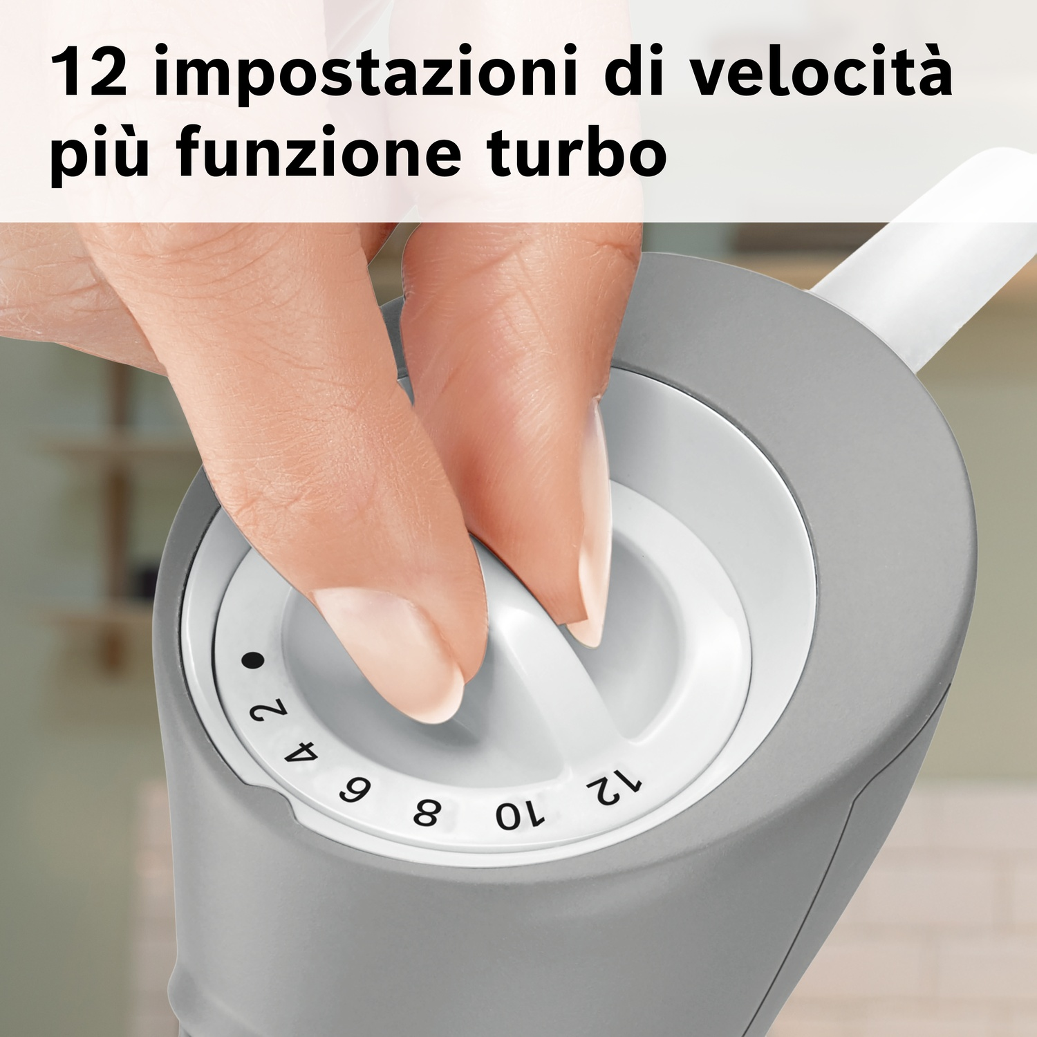 Una mano gira una manopola a 12 velocità più funzione turbo.