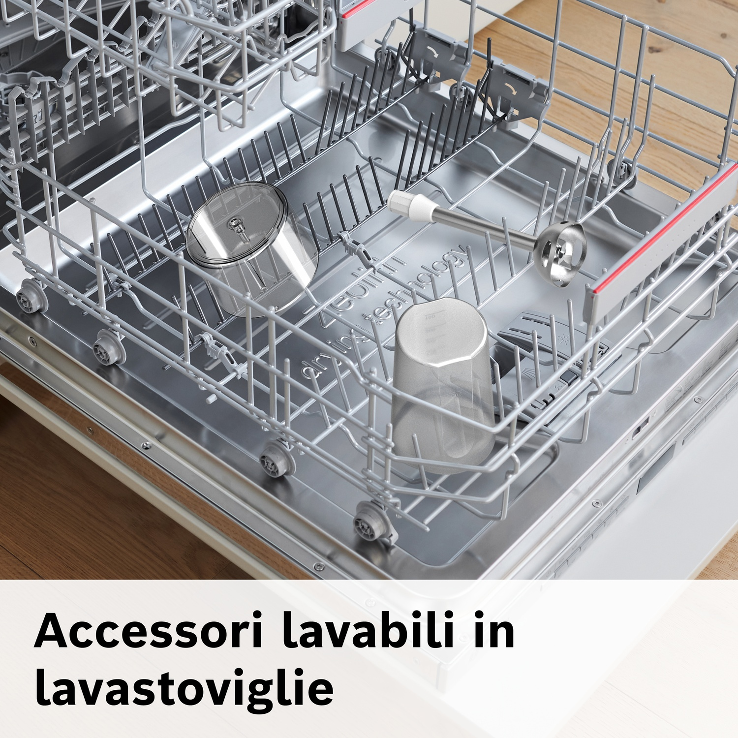 Cestello lavastoviglie con accessori, tra cui un accessorio frullatore e un bicchiere.