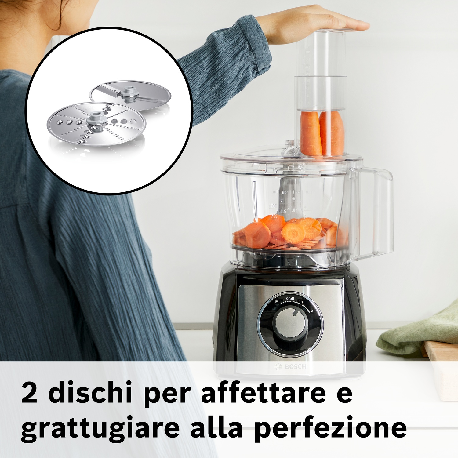 Un robot da cucina con due dischi, affetta carote.