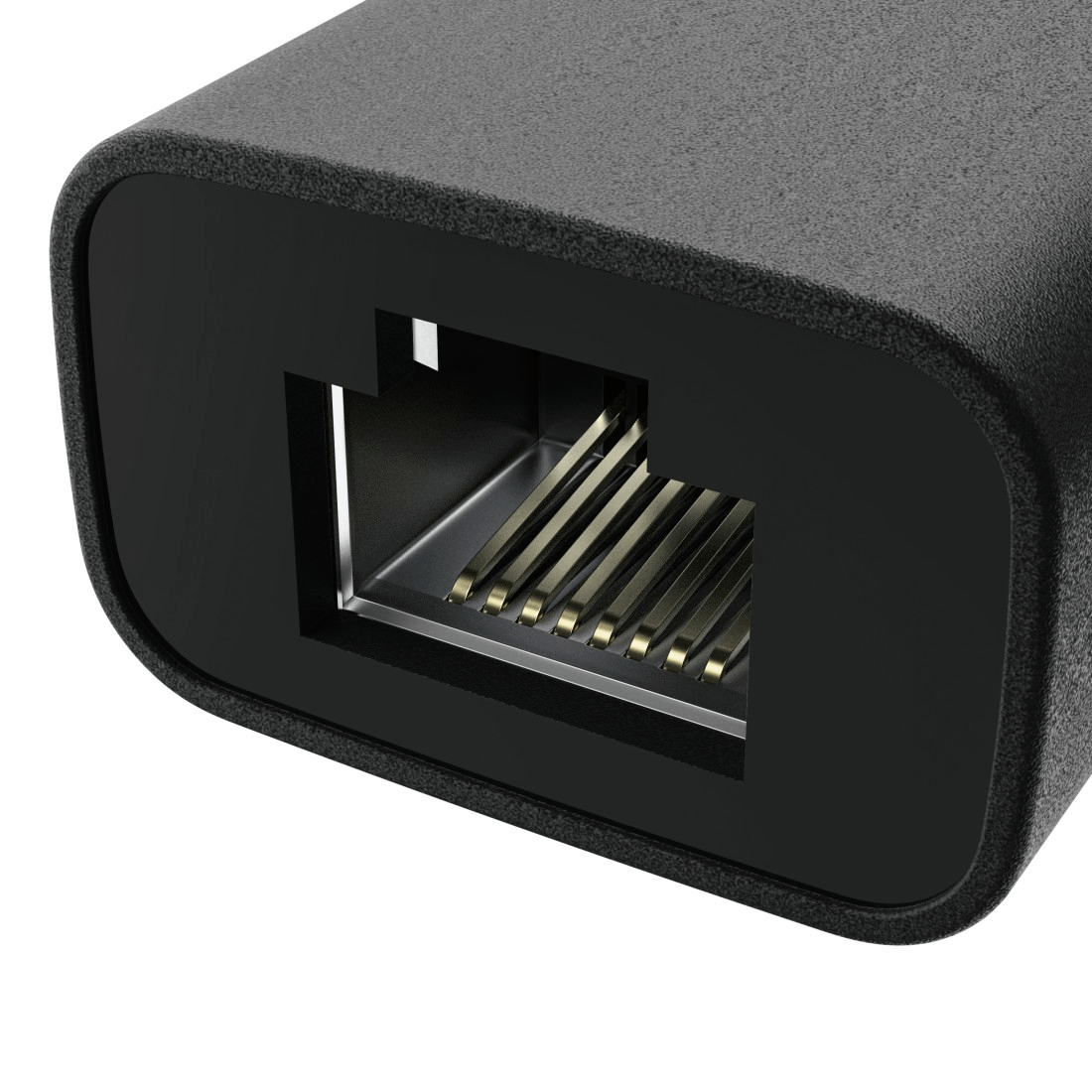 Primer plano de un puerto Ethernet negro con contactos dorados.