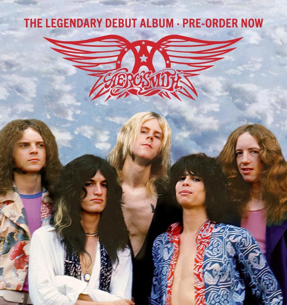 Fünf Männer der Band Aerosmith posieren vor blauem Himmel mit Wolken.