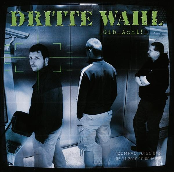 Drei Männer in einem Aufzug, einer blickt zurück. Über ihnen die Aufschrift "DRITTE WAHL".