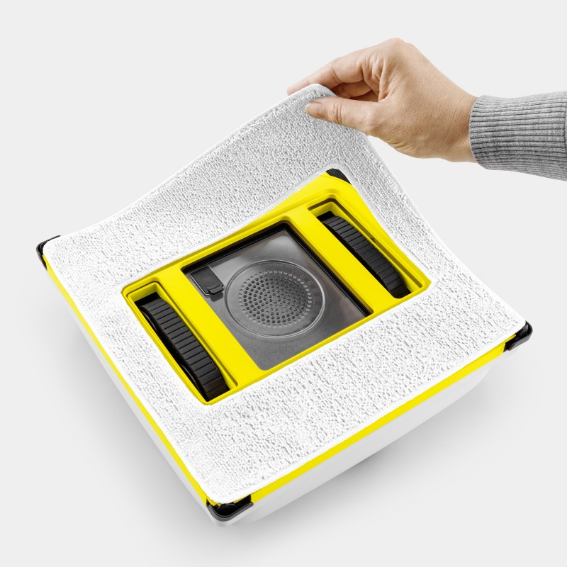 Żółty czyścik do okien z białym mopem, ręka mocuje mop.