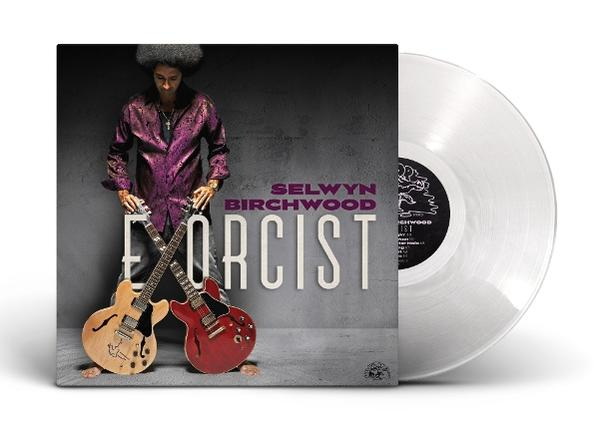 Mann mit Afro, lila Hemd, hält zwei Gitarren. Albumcover mit Vinyl.