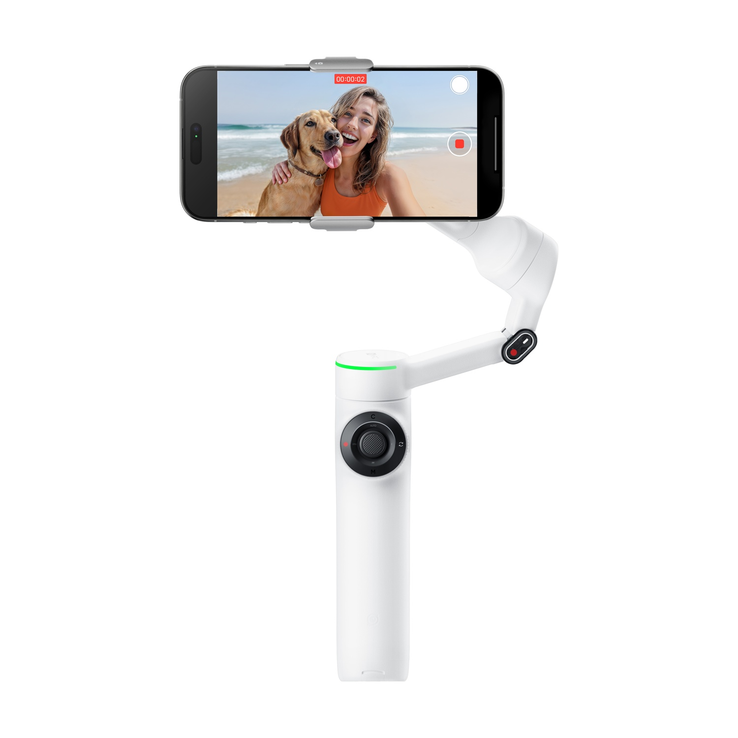 Un gimbal bianco tiene uno smartphone che mostra un selfie di una donna e un cane in spiaggia.