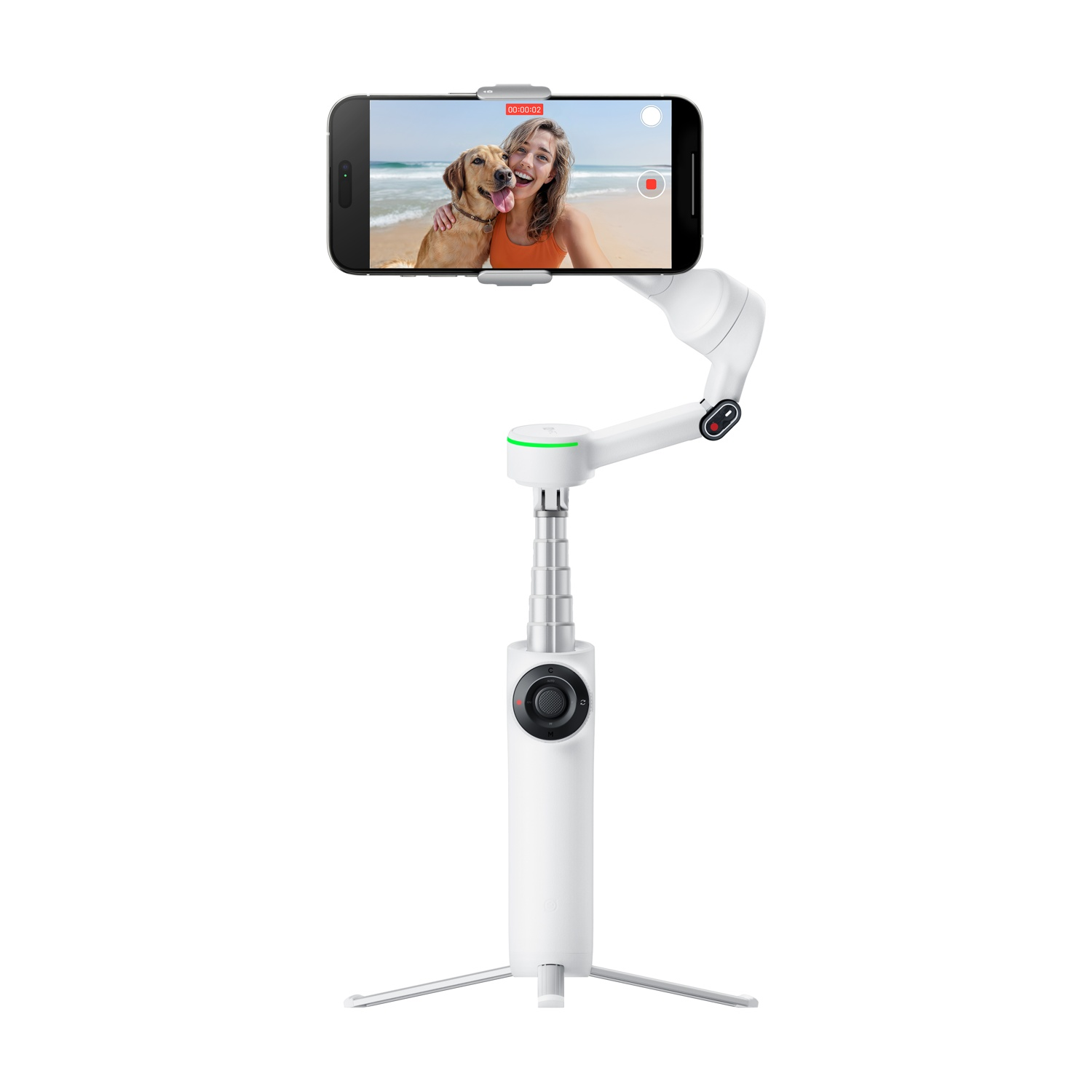 Un gimbal bianco tiene un telefono che mostra un selfie con un cane in spiaggia.
