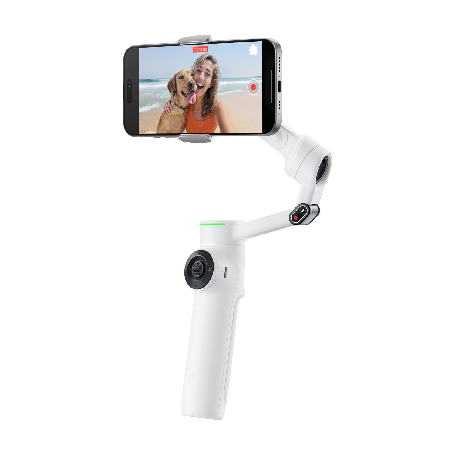 Un gimbal bianco tiene uno smartphone che mostra un selfie di una donna con un cane sulla spiaggia.