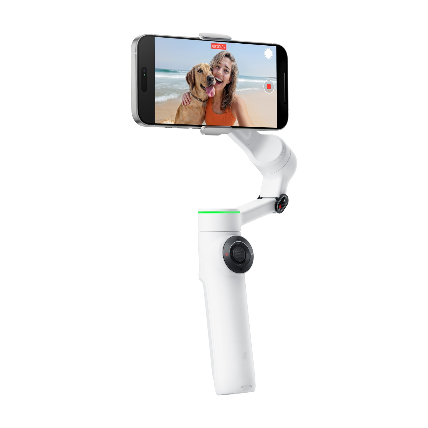 Uno smartphone con un cane e una donna su una spiaggia è tenuto da un gimbal bianco.