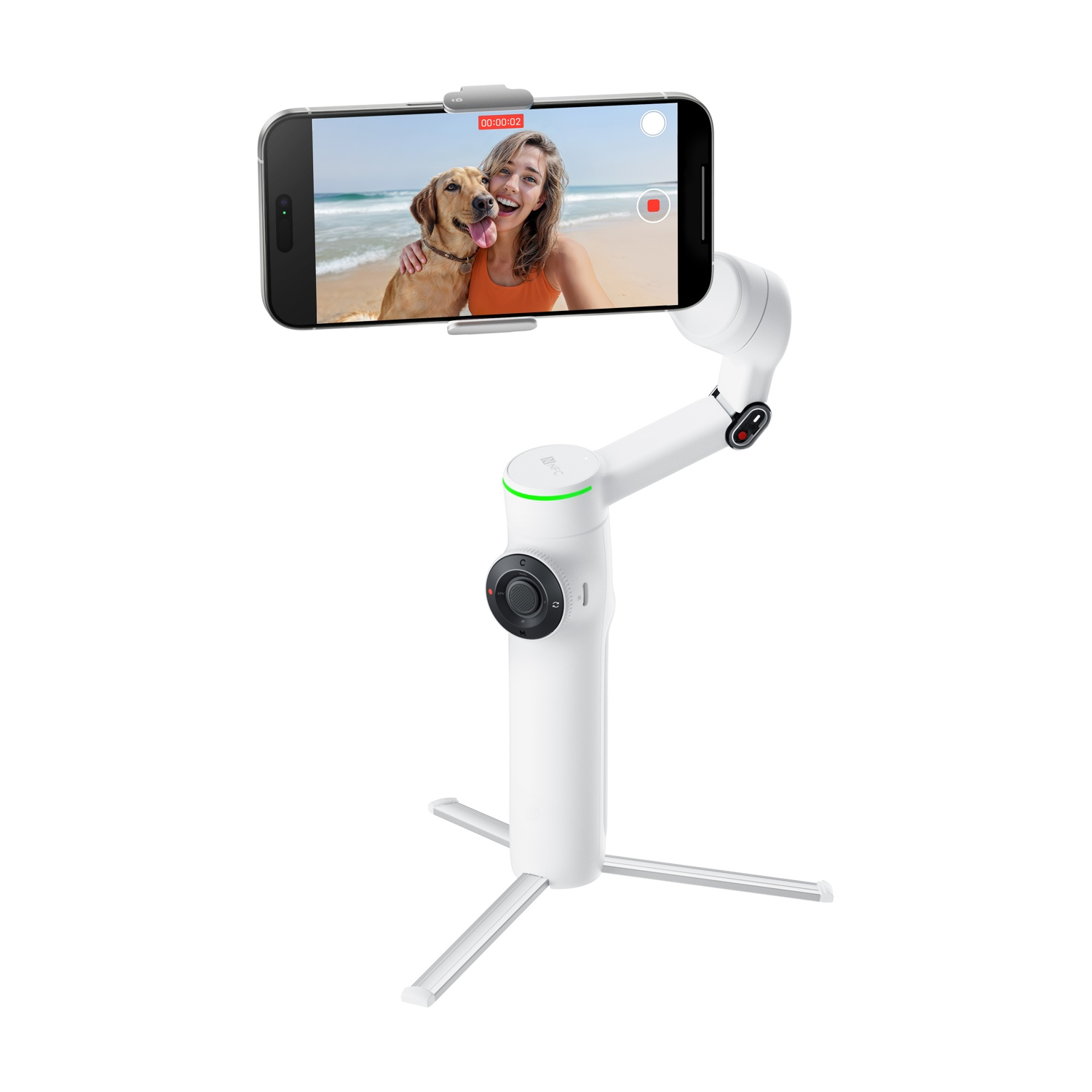 Un gimbal bianco con uno smartphone che mostra una donna e un cane su una spiaggia.