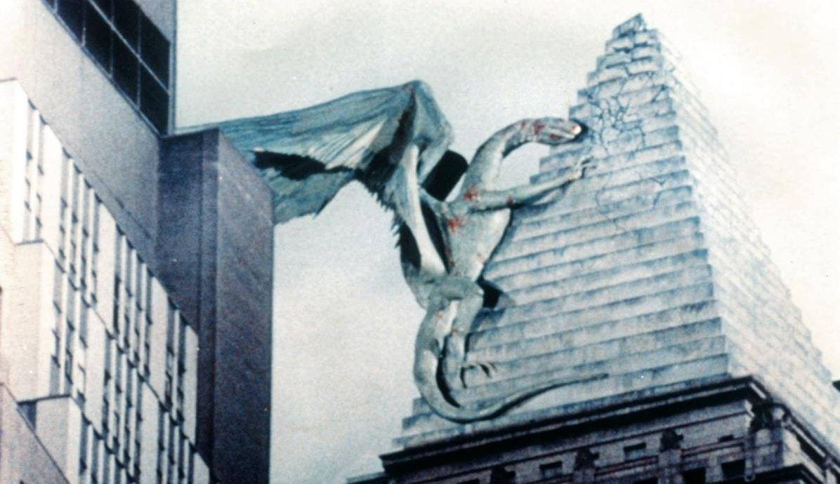 Ein geflügeltes Wesen klettert auf ein pyramidenförmiges Gebäude.