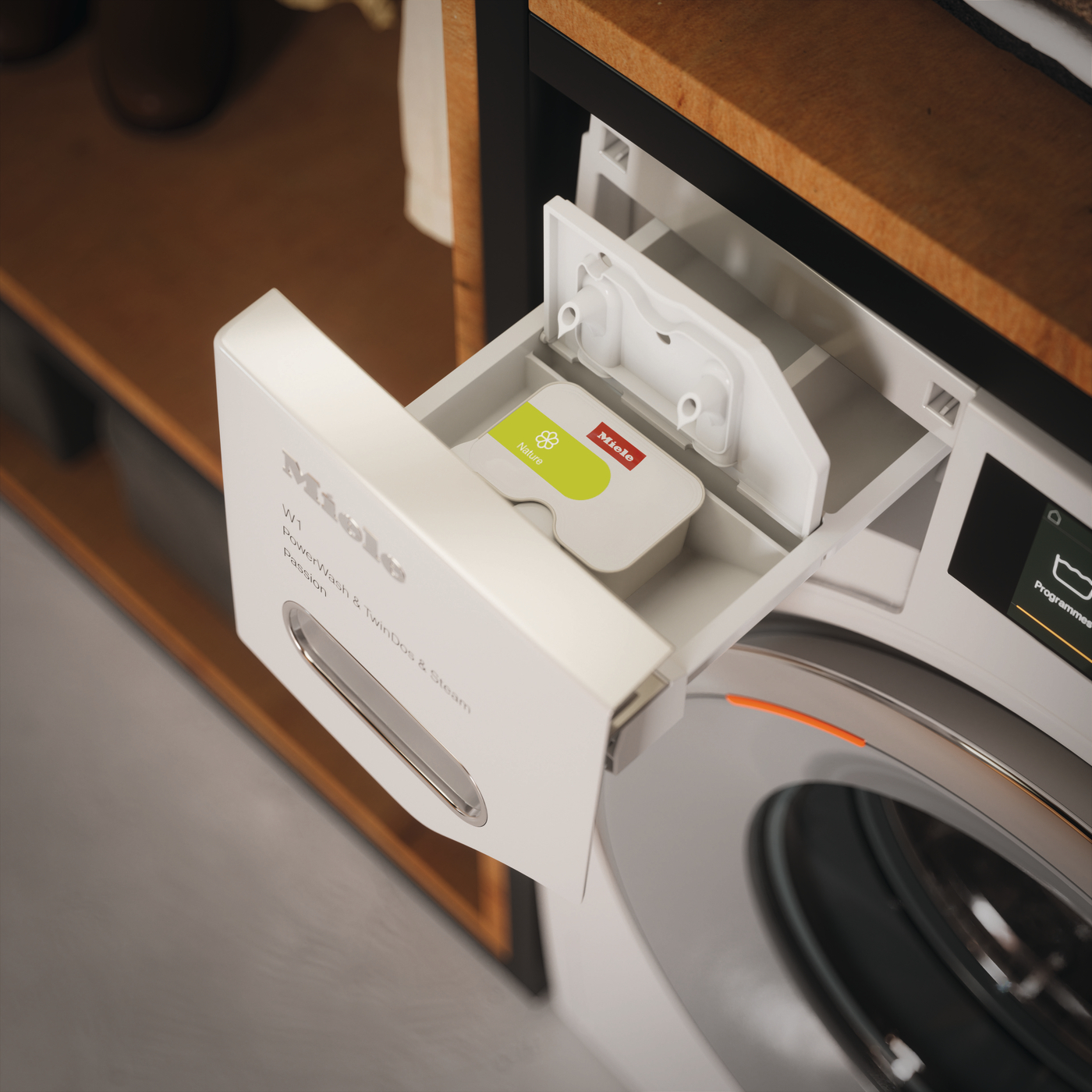 Miele Waschmittelschublade mit einem grünen "Nature"-Reiniger