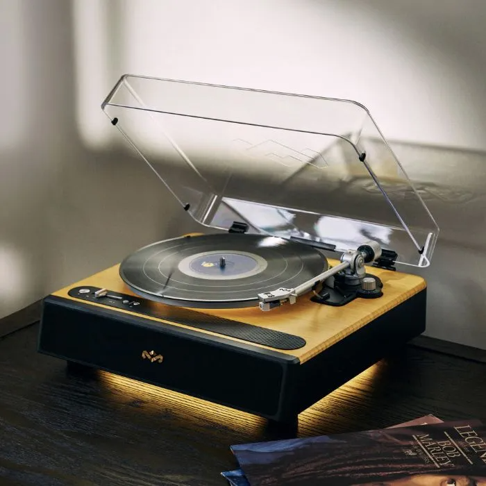Bakelitlemezjátszó vinyl lemezzel és átlátszó fedéllel, fa-fekete kivitelben.