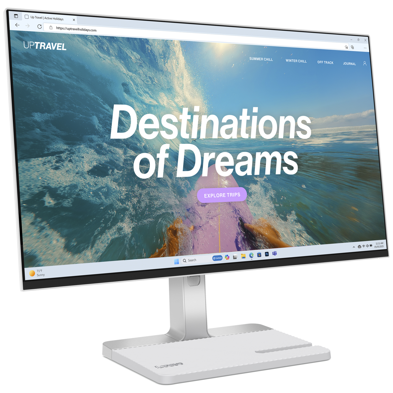 Een computerscherm toont een reiswebsite met golven en tekst.