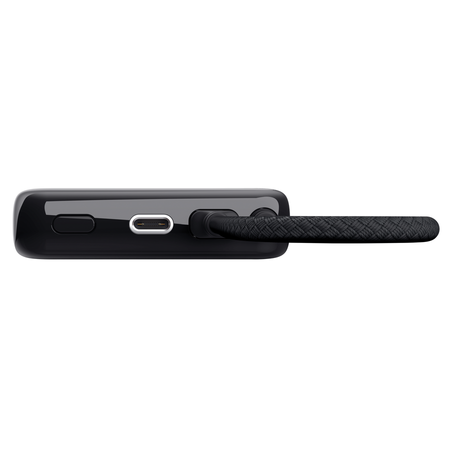 Fekete töltőkábel USB-C csatlakozóval fekete eszközön.