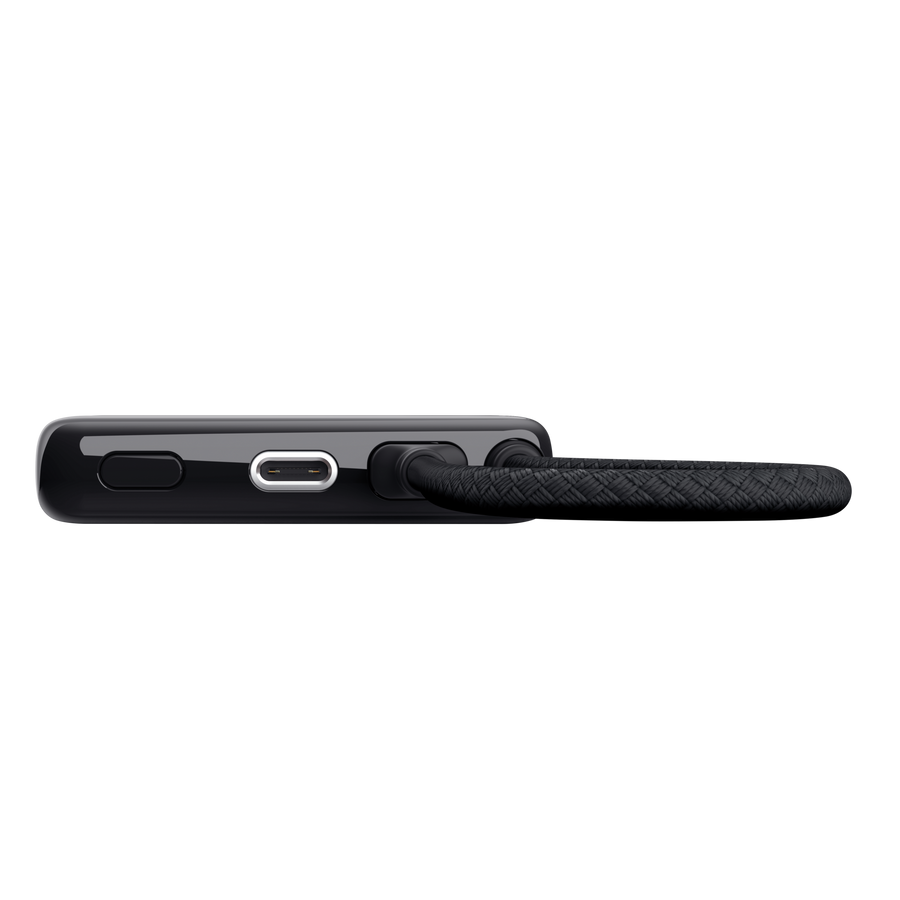 Fekete okostelefon USB-C porttal és fonott zsinórral.