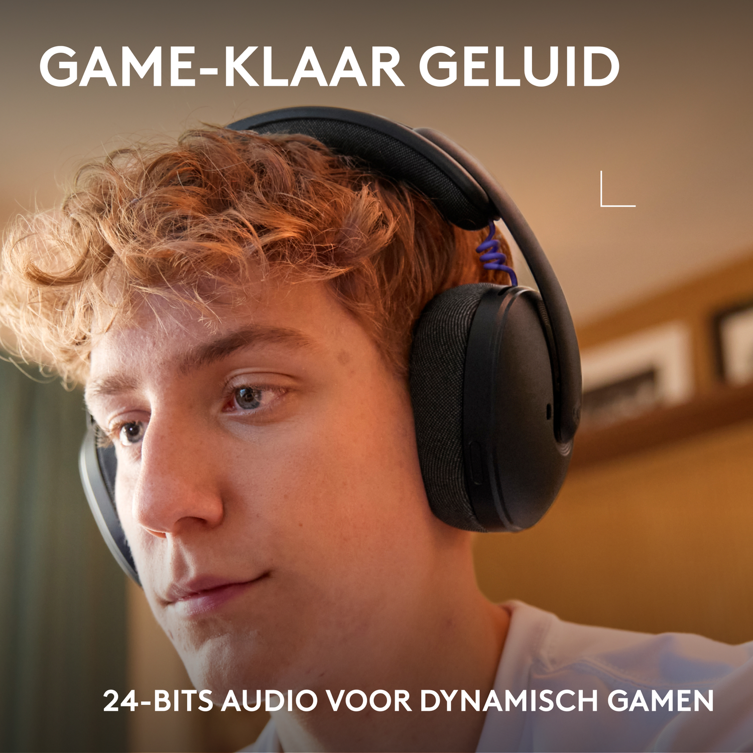 Een jonge man met rood haar draagt een koptelefoon, kijkt naar links.