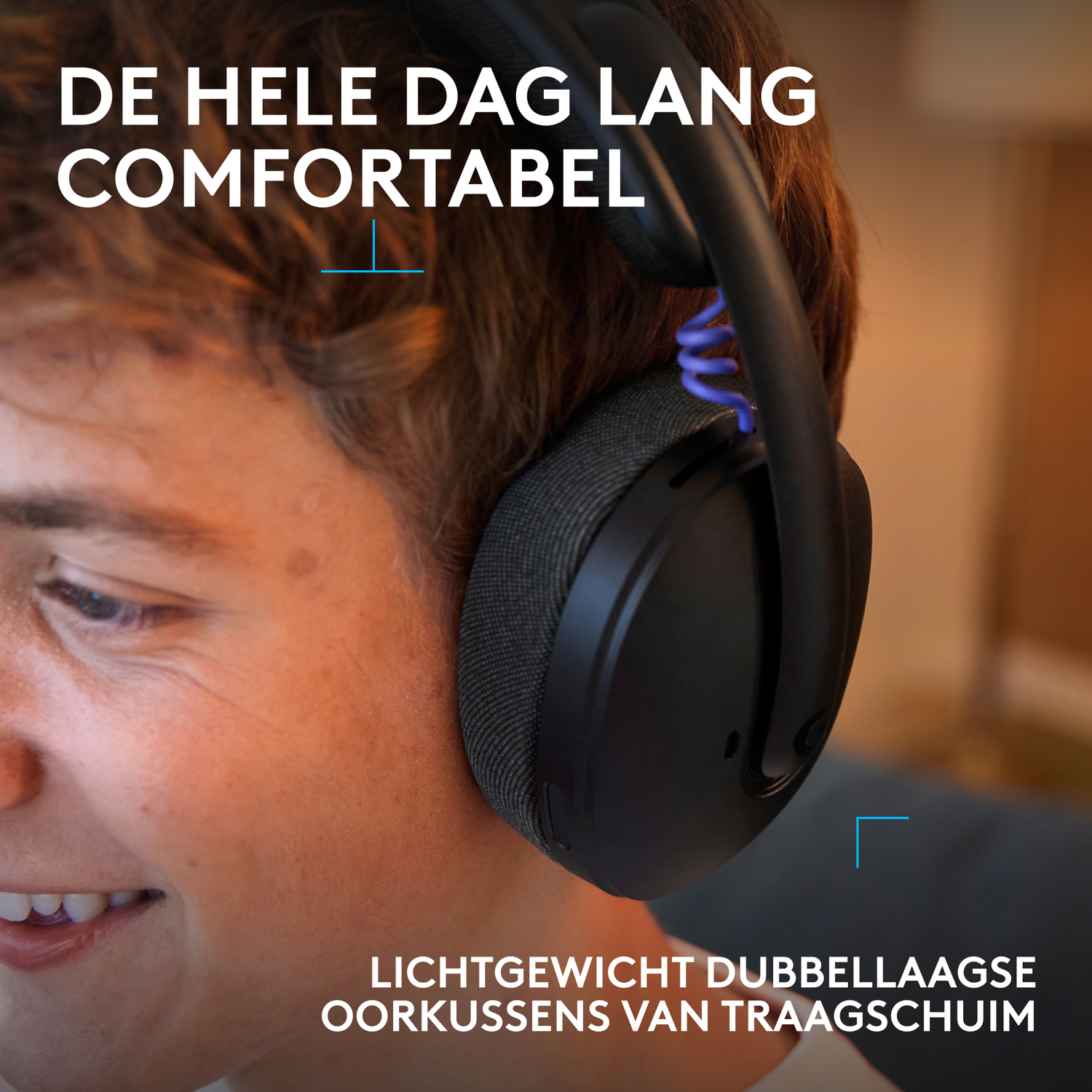 Een jongeman draagt een zwarte koptelefoon met blauwe accenten. Tekst in het NL.
