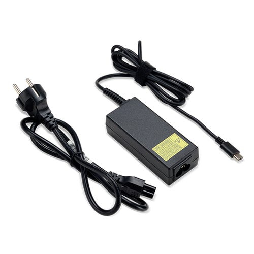 Ein schwarzes Netzteil mit zwei Kabeln und einem USB-C-Anschluss.