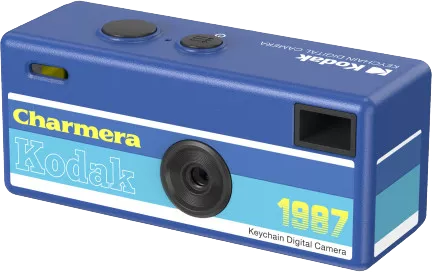 Egy kék, kulcstartó stílusú digitális fényképezőgép „Kodak Charmera 1987” felirattal.
